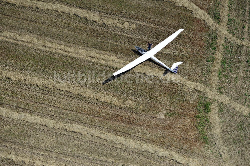 KARLSFELD von oben - Außenlandung eines Segelfliegers DG-100 in einem Getreidefeld bei Karlsfeld in Sachsen-Anhalt