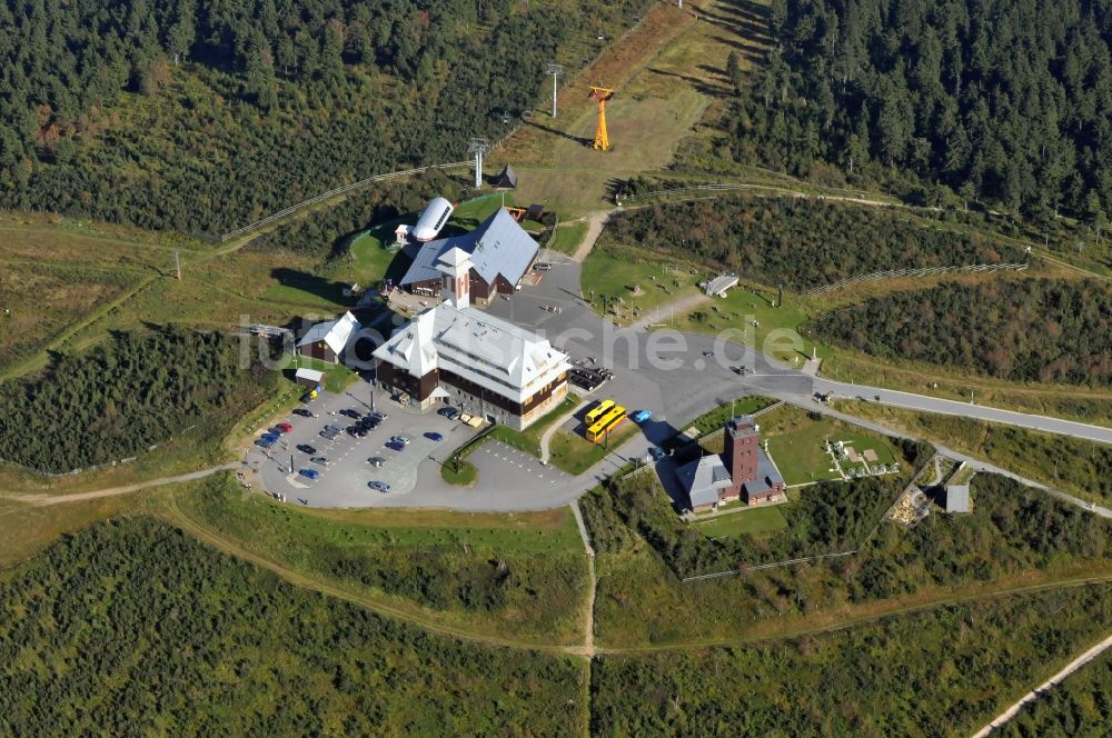 Luftbild Kurort Oberwiesenthal - Aussichtsplateau auf der Kuppe des Fichtelberges im Erzgebirge im Bundesland Sachsen