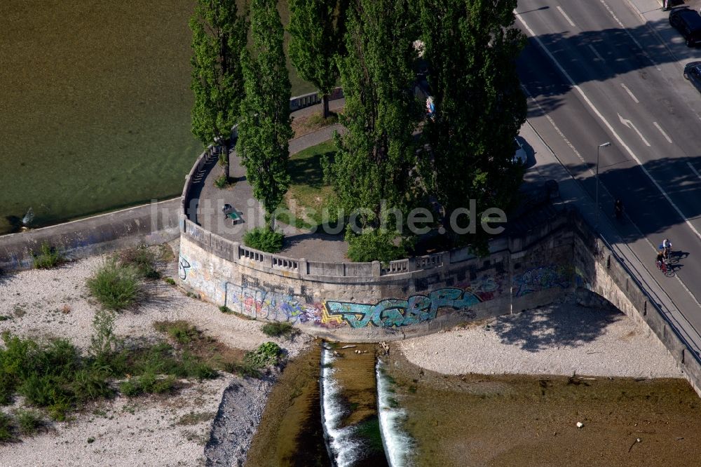Luftbild München - Aussichtspunkt Isarbalkon an der Corneliusbrücke im Stadtteil Ludwigsvorstadt-Isarvorstadt in München im Bundesland Bayern, Deutschland