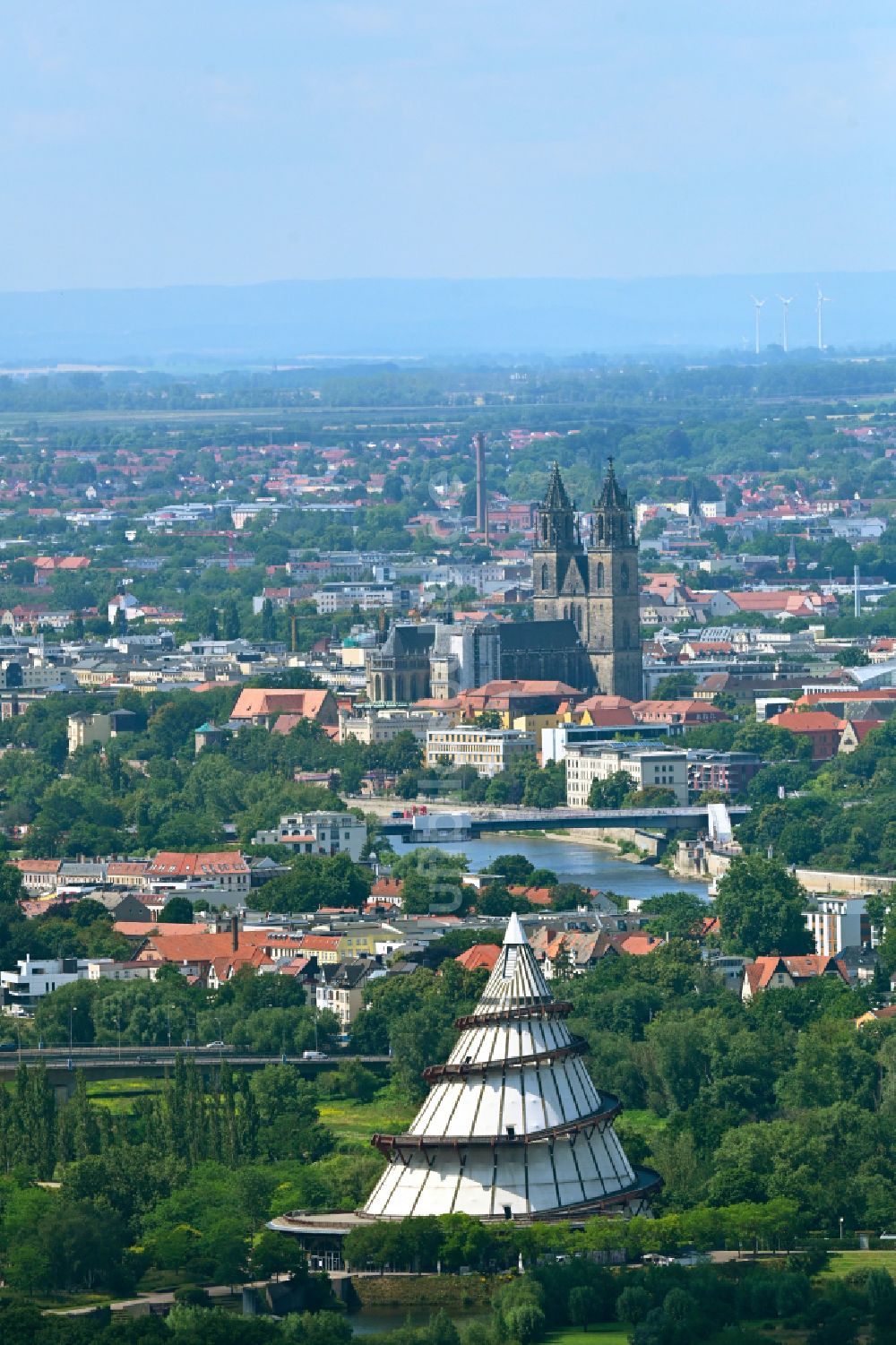 Luftbild Magdeburg - Aussichtsturm Jahrtausendturm Magdeburg im Ortsteil Herrenkrug in Magdeburg im Bundesland Sachsen-Anhalt, Deutschland