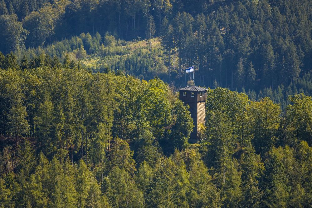 Elspe aus der Vogelperspektive: Aussichtsturm Wallburgturm in Elspe im Bundesland Nordrhein-Westfalen, Deutschland