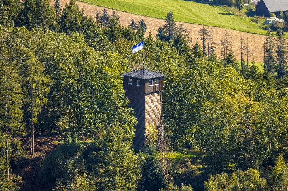 Luftaufnahme Elspe - Aussichtsturm Wallburgturm in Elspe im Bundesland Nordrhein-Westfalen, Deutschland