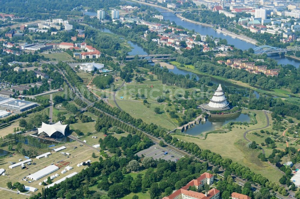 Luftaufnahme Magdeburg - Aussichtsturme Jahrtausendturm Magdeburg im Ortsteil Herrenkrug in Magdeburg im Bundesland Sachsen-Anhalt, Deutschland