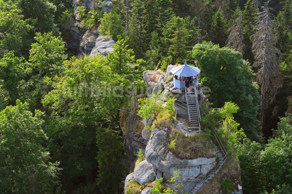 Zell im Fichtelgebirge von oben - Aussichtsturmes Schüssel auf der Felsenformation des Waldstein in Zell im Fichtelgebirge im Bundesland Bayern, Deutschland