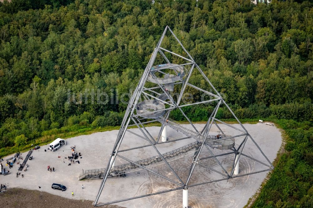 Luftaufnahme Bottrop - Aussichtturm Tetraeder mit WDR-Filmteam auf der Halde an der Beckstraße in Bottrop in Nordrhein-Westfalen