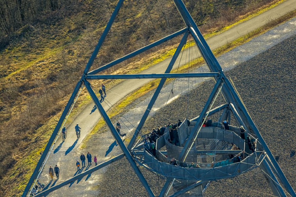 Luftbild Bottrop - Aussichtturm Tetraeder mit WDR-Filmteam auf der Halde an der Beckstraße in Bottrop in Nordrhein-Westfalen