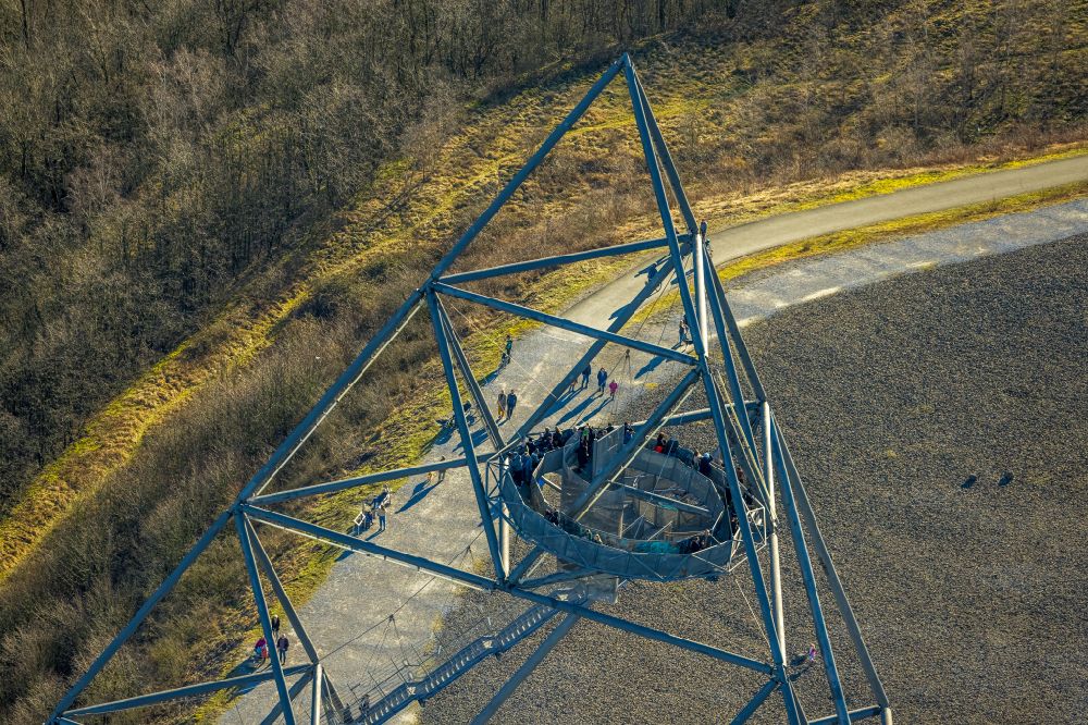 Luftbild Bottrop - Aussichtturm Tetraeder mit WDR-Filmteam auf der Halde an der Beckstraße in Bottrop in Nordrhein-Westfalen