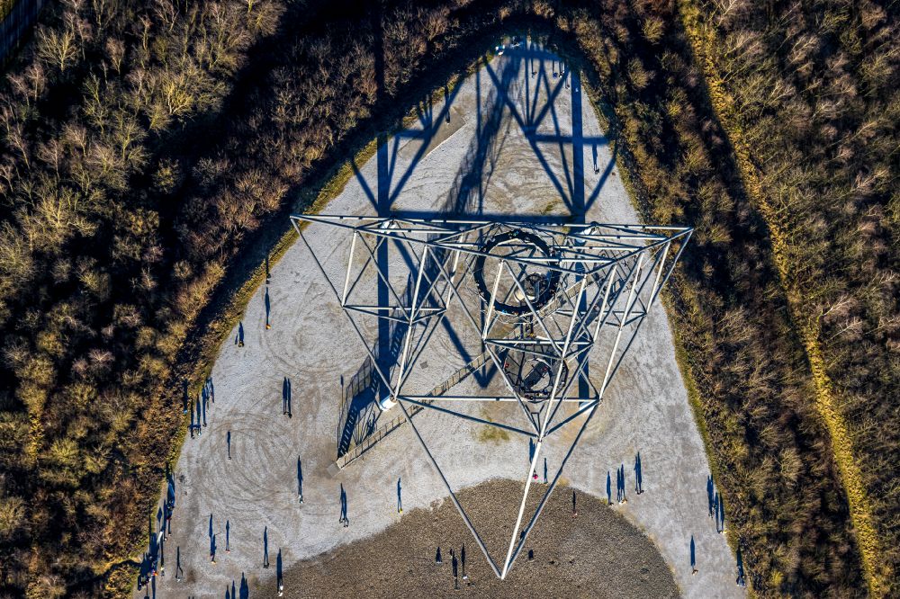 Luftaufnahme Bottrop - Aussichtturm Tetraeder mit WDR-Filmteam auf der Halde an der Beckstraße in Bottrop in Nordrhein-Westfalen