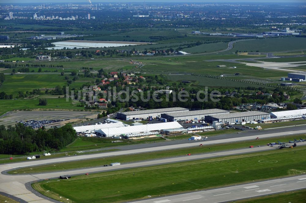Luftaufnahme Schönefeld Selchow - Ausstellungsgelände der Internationalen Luftfahrtshow ILA 2014 vor der Eröffnung auf dem Gelände des Flughafen Berlin-Schönefeld in Brandenburg 