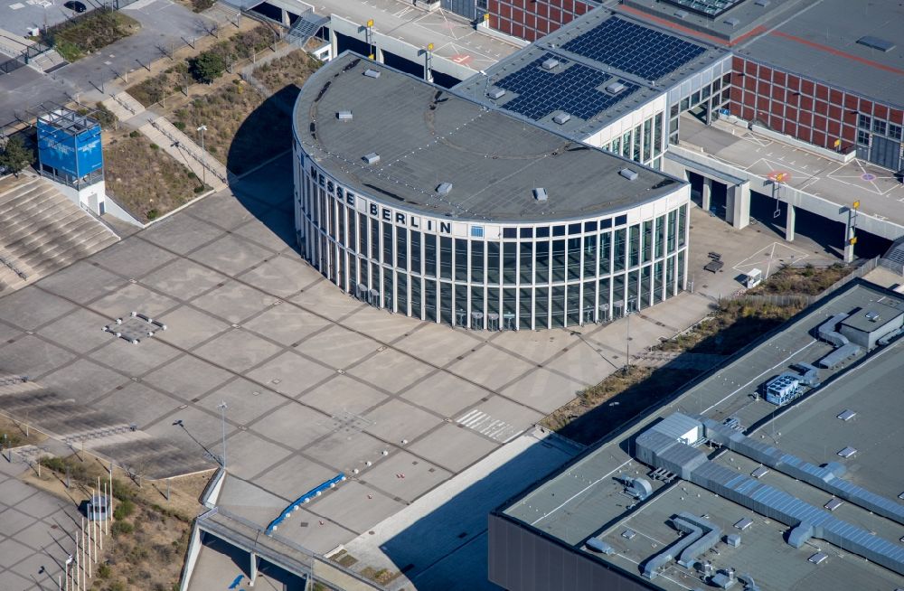 Luftaufnahme Berlin - Ausstellungsgelände und Messehallen am Funkturm - Messedamm - Kongreßzentrum ICC im Ortsteil Charlottenburg in Berlin, Deutschland