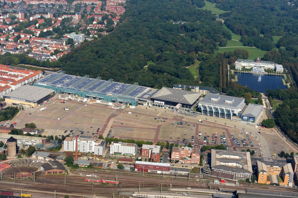 Bremen von oben - Ausstellungsgelände und Messehallen der Messe Bremen und der ÖVB-Arena an der Findorffstraße in Bremen