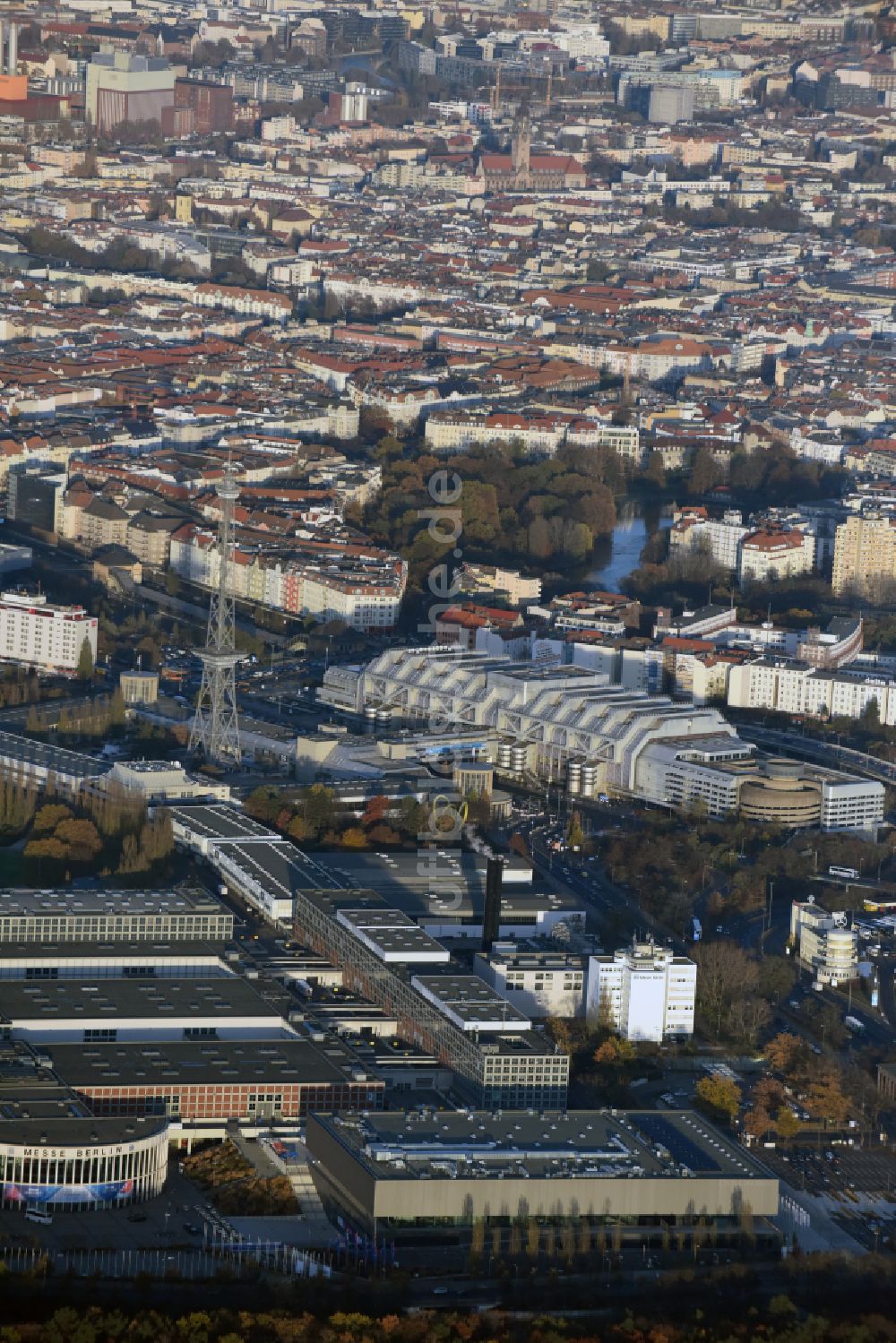 Berlin von oben - Ausstellungsgelände und Messehallen - Messedamm im Ortsteil Charlottenburg in Berlin, Deutschland
