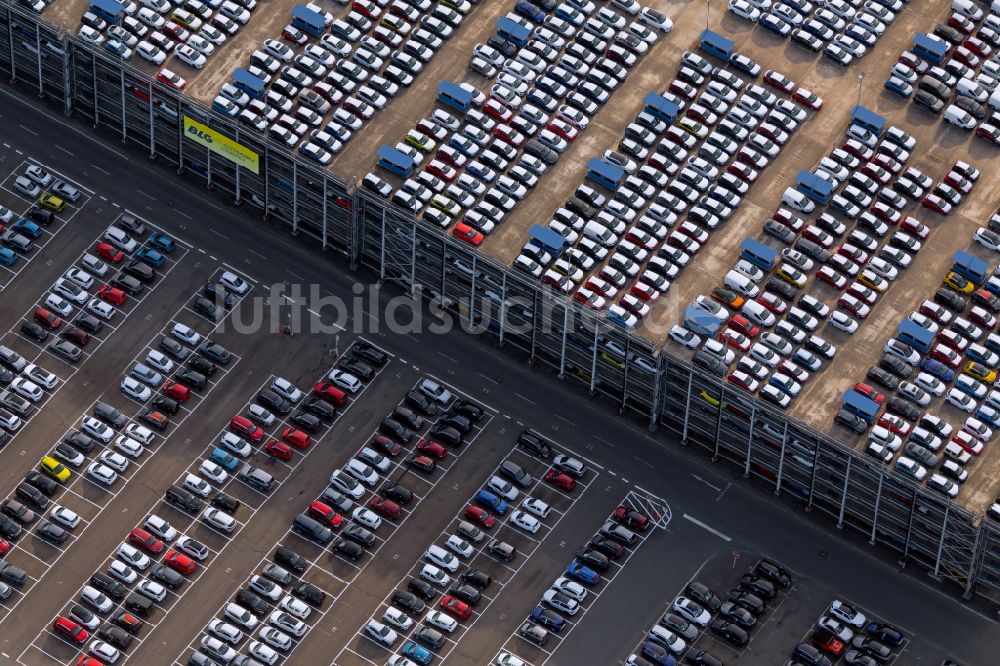 Bremerhaven von oben - Auto- Parkplatz und Abstellfläche am Überseehafen in Bremerhaven im Bundesland Bremen, Deutschland