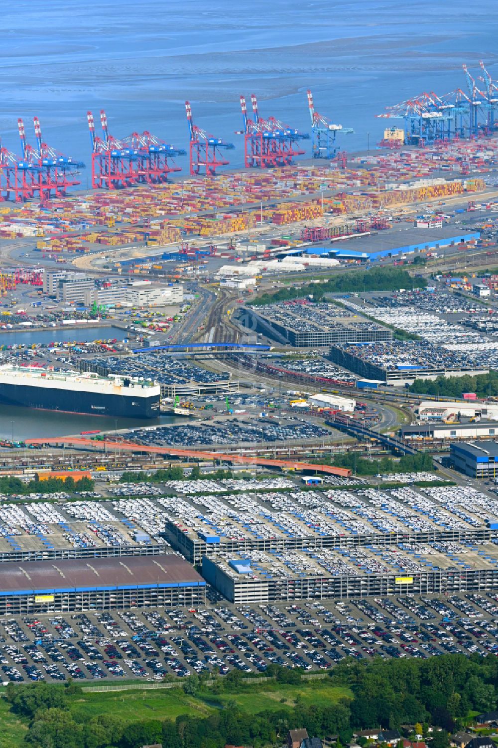 Luftbild Bremerhaven - Auto- Parkplatz und Abstellfläche am Überseehafen in Bremerhaven im Bundesland Bremen, Deutschland