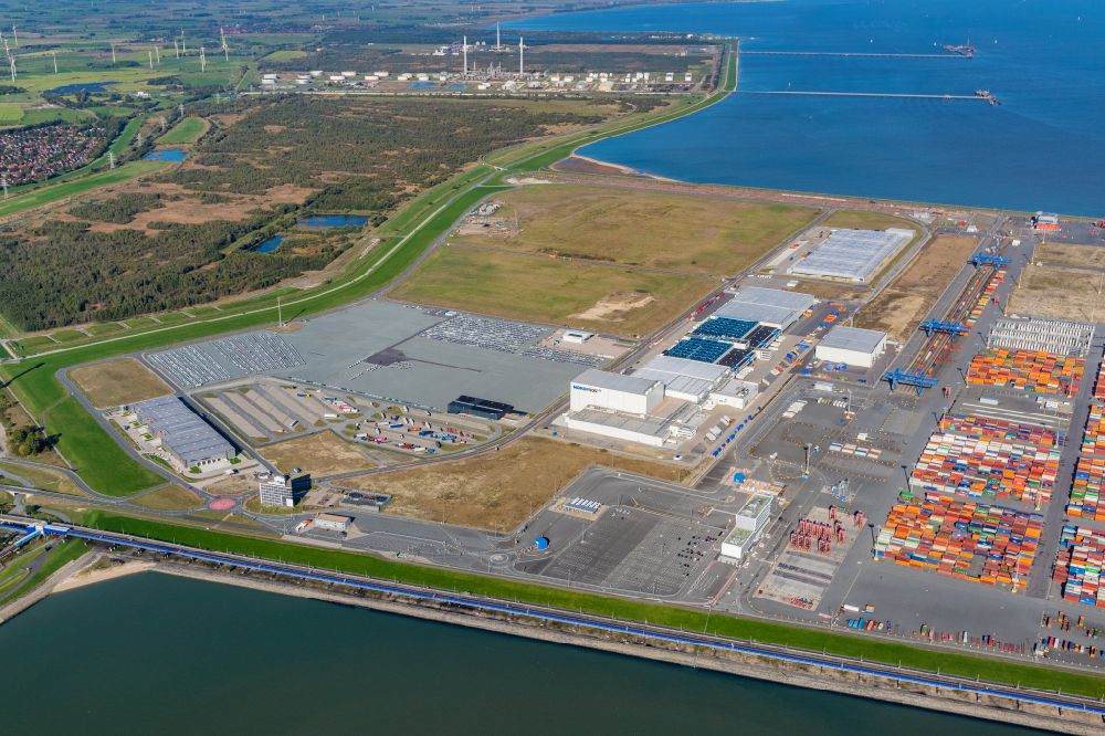 Luftbild Wilhelmshaven - Auto- Parkplatz und Abstellfläche im Überseehafen des Jade Weser Port ( JWP ) in Wilhelmshaven im Bundesland Niedersachsen, Deutschland