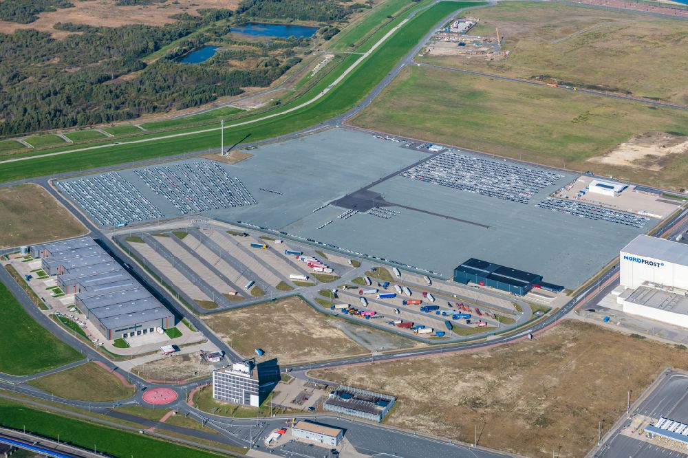 Luftaufnahme Wilhelmshaven - Auto- Parkplatz und Abstellfläche im Überseehafen des Jade Weser Port ( JWP ) in Wilhelmshaven im Bundesland Niedersachsen, Deutschland