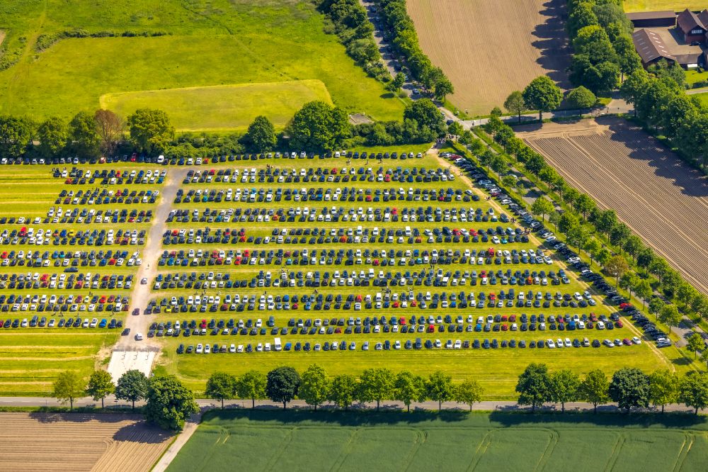 Bottrop aus der Vogelperspektive: Auto- Parkplatz und Abstellfläche auf einem Feld am Movie Park Germany in Bottrop im Bundesland Nordrhein-Westfalen, Deutschland