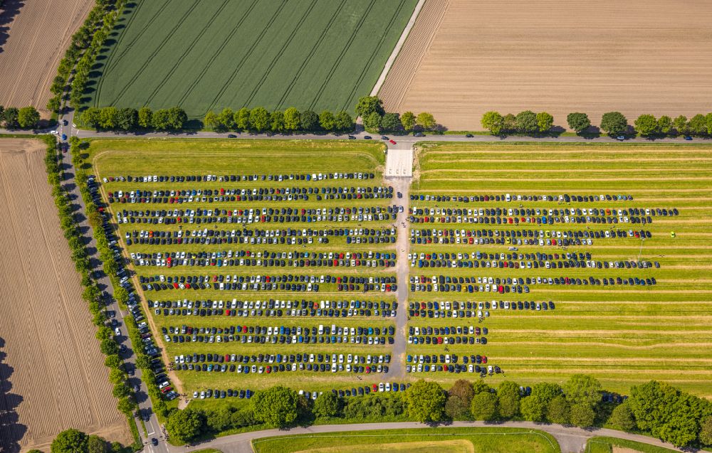 Luftaufnahme Bottrop - Auto- Parkplatz und Abstellfläche auf einem Feld am Movie Park Germany in Bottrop im Bundesland Nordrhein-Westfalen, Deutschland