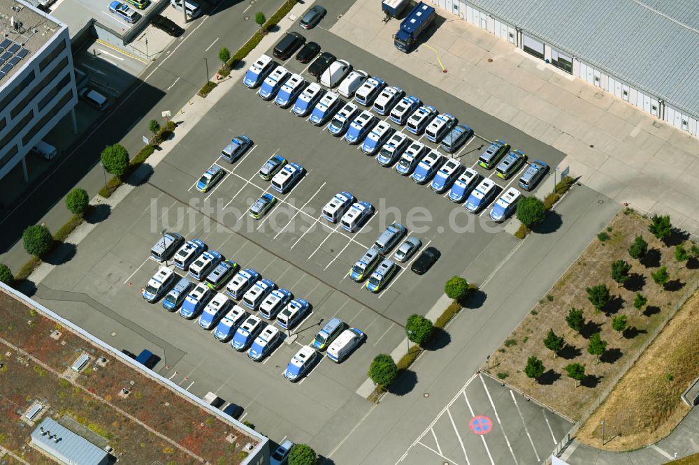 Luftaufnahme Erfurt - Auto- Parkplatz und Abstellfläche mit Polizeiautos am LKA Thüringen in Erfurt im Bundesland Thüringen, Deutschland