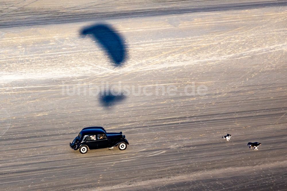 Luftbild Fanö - Auto in der Sandstrand- Landschaft an der Nordsee in Fanö in Region Syddanmark, Dänemark