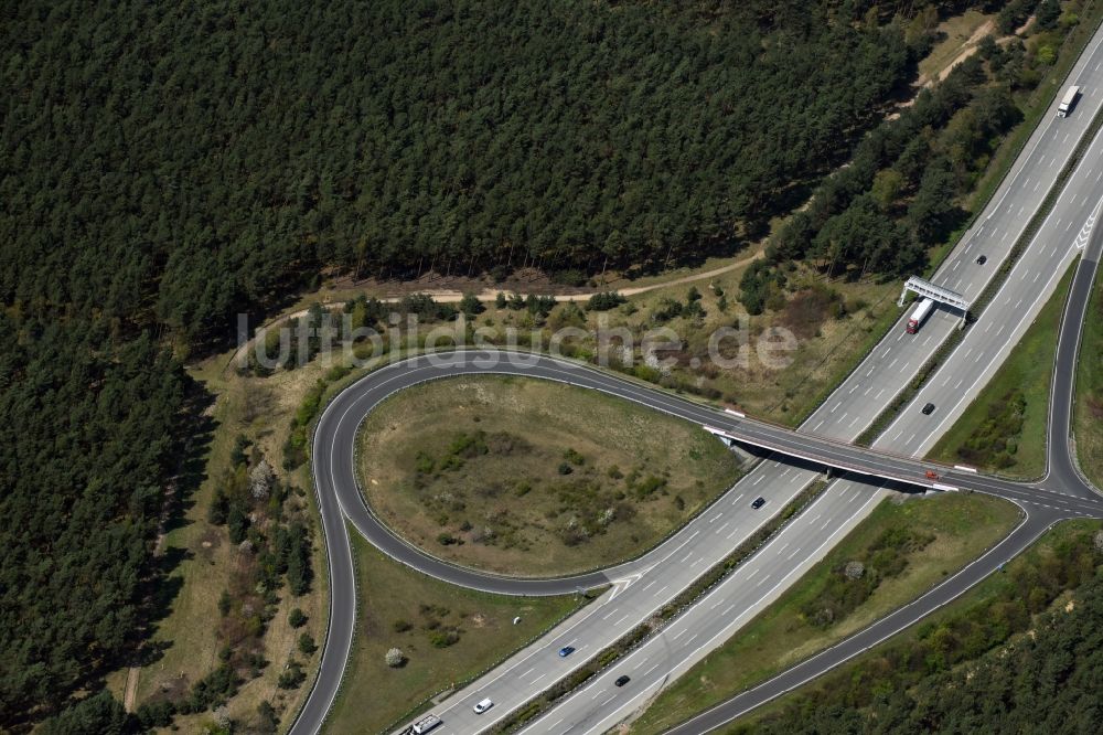 Luftaufnahme Erkner - Autobahn- Abfahrt der BAB A10 Freienbrink in Erkner im Bundesland Brandenburg