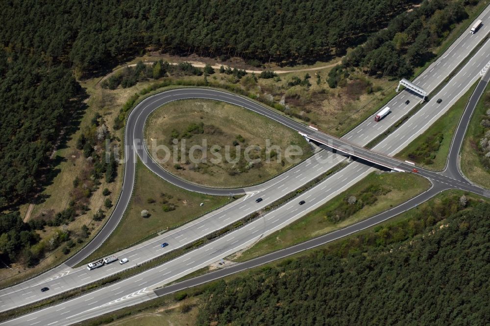 Erkner von oben - Autobahn- Abfahrt der BAB A10 Freienbrink in Erkner im Bundesland Brandenburg