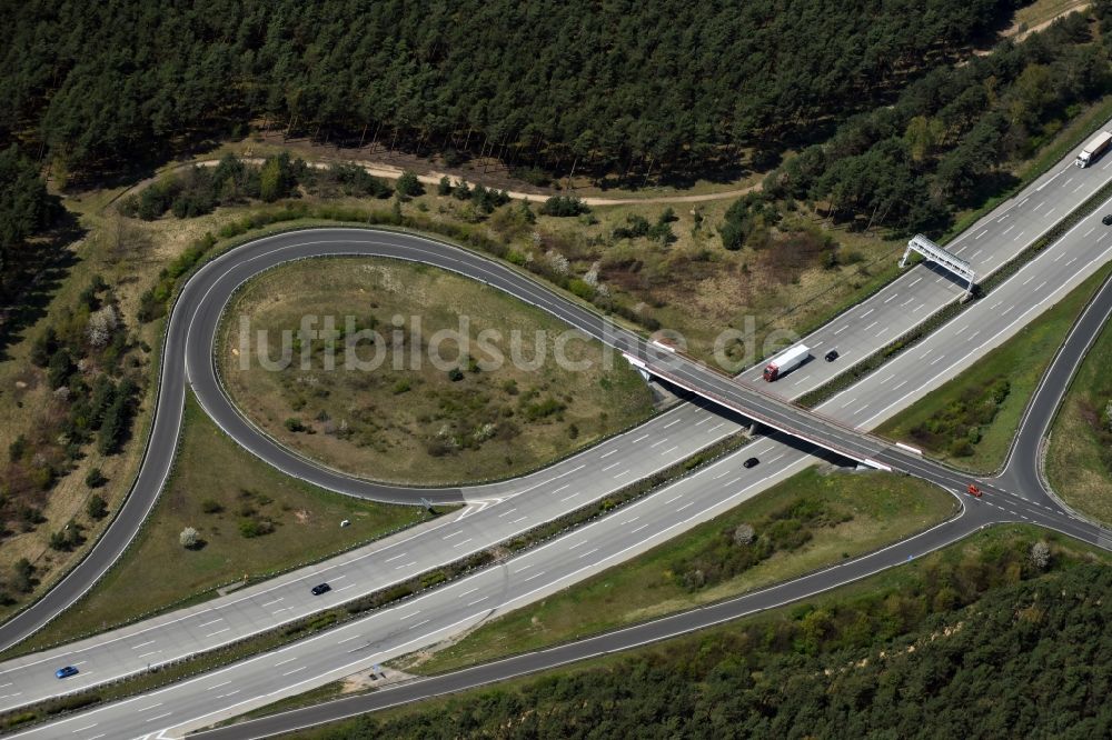 Erkner aus der Vogelperspektive: Autobahn- Abfahrt der BAB A10 Freienbrink in Erkner im Bundesland Brandenburg