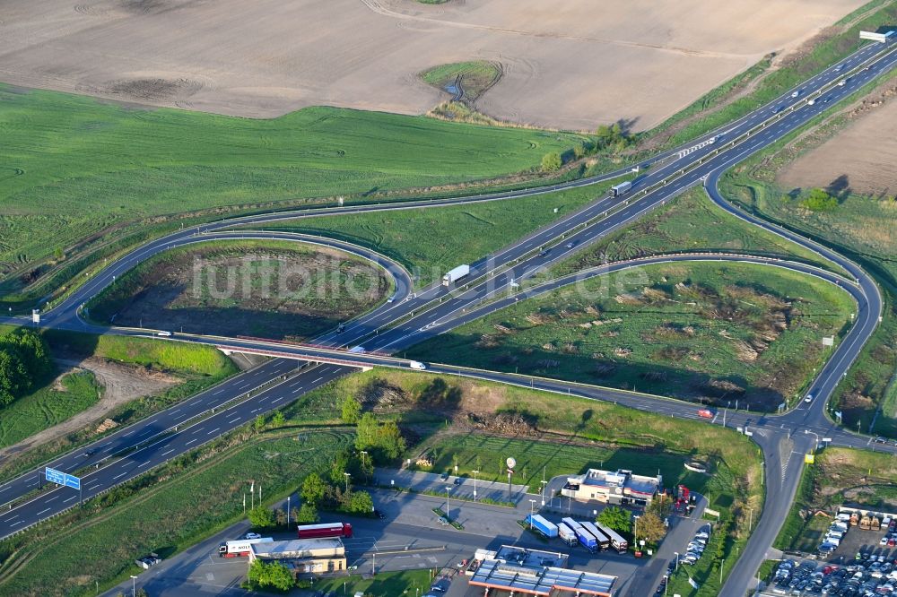Oberkrämer von oben - Autobahn- Abfahrt der BAB A10 in Oberkrämer im Bundesland Brandenburg, Deutschland