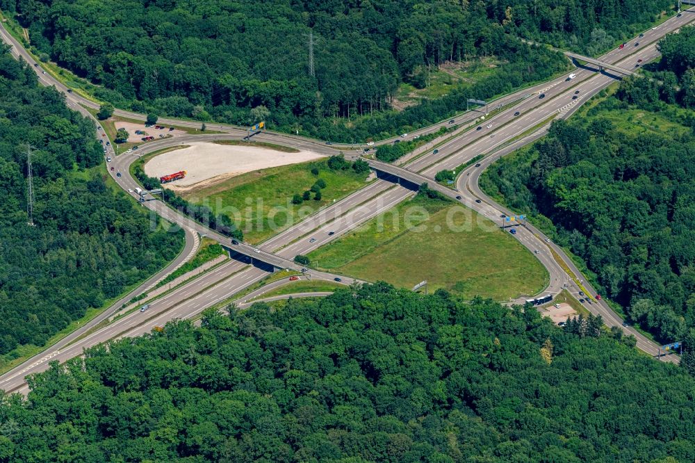 Offenburg aus der Vogelperspektive: Autobahn- Abfahrt der BAB A5 Offenburg in Offenburg im Bundesland Baden-Württemberg, Deutschland