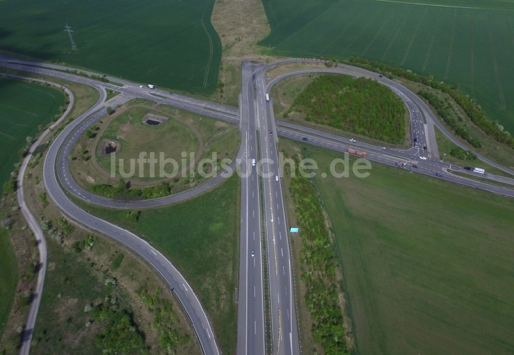 Bennstedt von oben - Autobahn- Abfahrt der BAB A143 zur B80 in Bennstedt im Bundesland Sachsen-Anhalt, Deutschland
