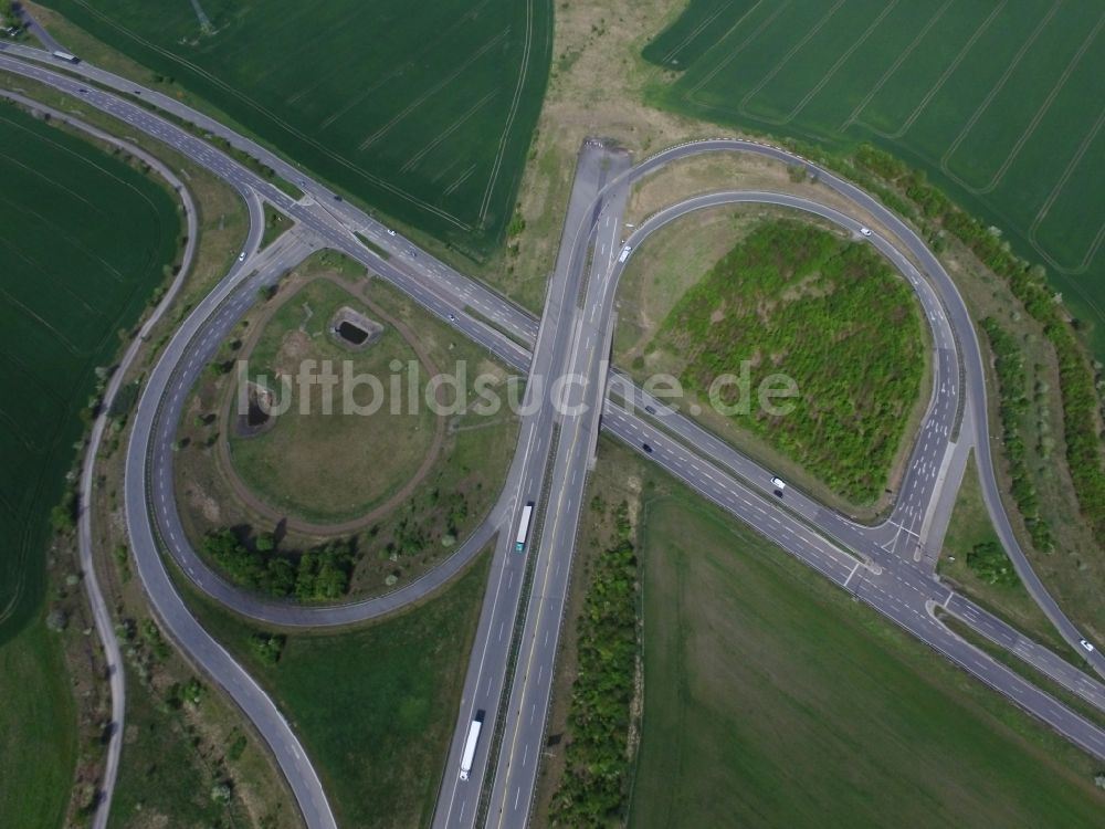 Luftaufnahme Bennstedt - Autobahn- Abfahrt der BAB A143 zur B80 in Bennstedt im Bundesland Sachsen-Anhalt, Deutschland
