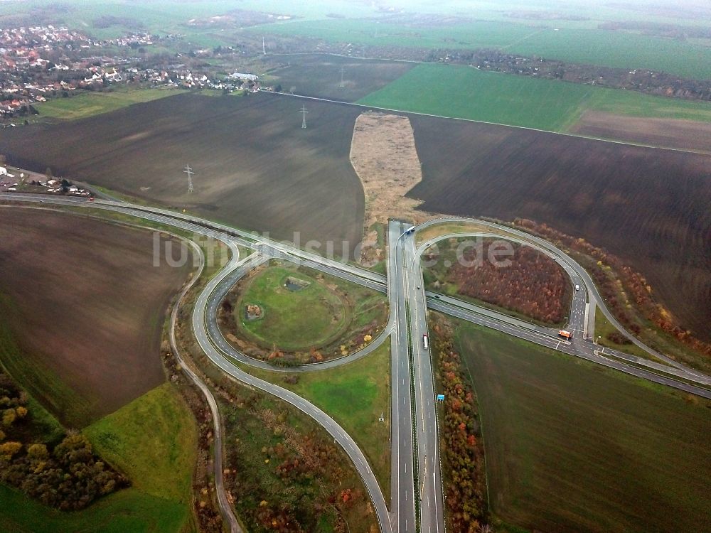 Bennstedt aus der Vogelperspektive: Autobahn- Abfahrt der BAB A143 zur B80 in Bennstedt im Bundesland Sachsen-Anhalt, Deutschland