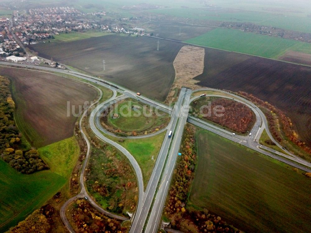 Luftbild Bennstedt - Autobahn- Abfahrt der BAB A143 zur B80 in Bennstedt im Bundesland Sachsen-Anhalt, Deutschland