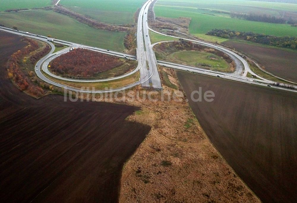 Bennstedt aus der Vogelperspektive: Autobahn- Abfahrt der BAB A143 zur B80 in Bennstedt im Bundesland Sachsen-Anhalt, Deutschland