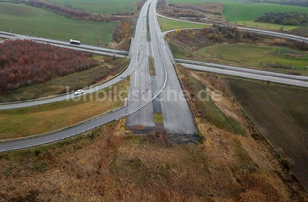 Luftbild Bennstedt - Autobahn- Abfahrt der BAB A143 zur B80 in Bennstedt im Bundesland Sachsen-Anhalt, Deutschland