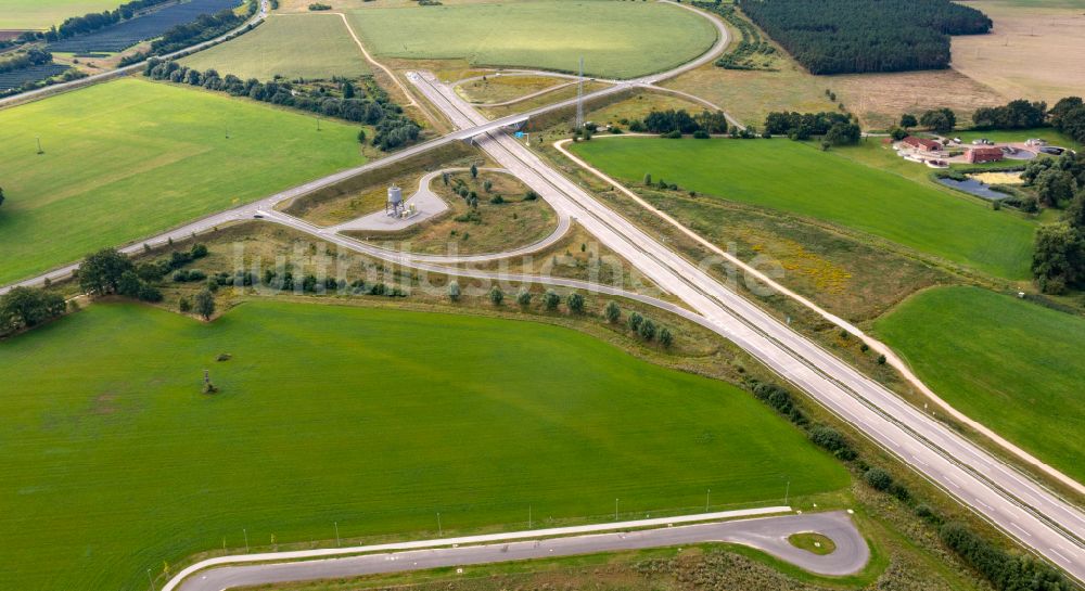 Luftaufnahme Karstädt - Autobahn- Abfahrt der BAB A14 zur Landesstraße - Fernstraße L137 in Karstädt im Bundesland Brandenburg, Deutschland