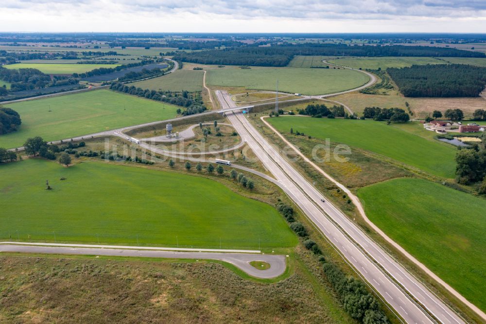 Karstädt aus der Vogelperspektive: Autobahn- Abfahrt der BAB A14 zur Landesstraße - Fernstraße L137 in Karstädt im Bundesland Brandenburg, Deutschland