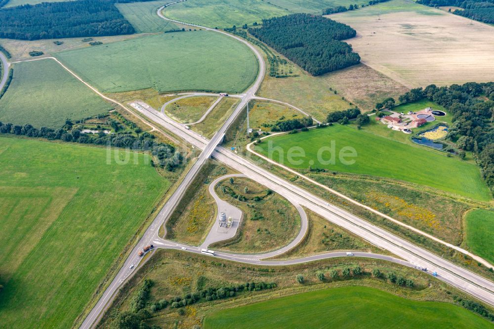 Luftbild Karstädt - Autobahn- Abfahrt der BAB A14 zur Landesstraße - Fernstraße L137 in Karstädt im Bundesland Brandenburg, Deutschland