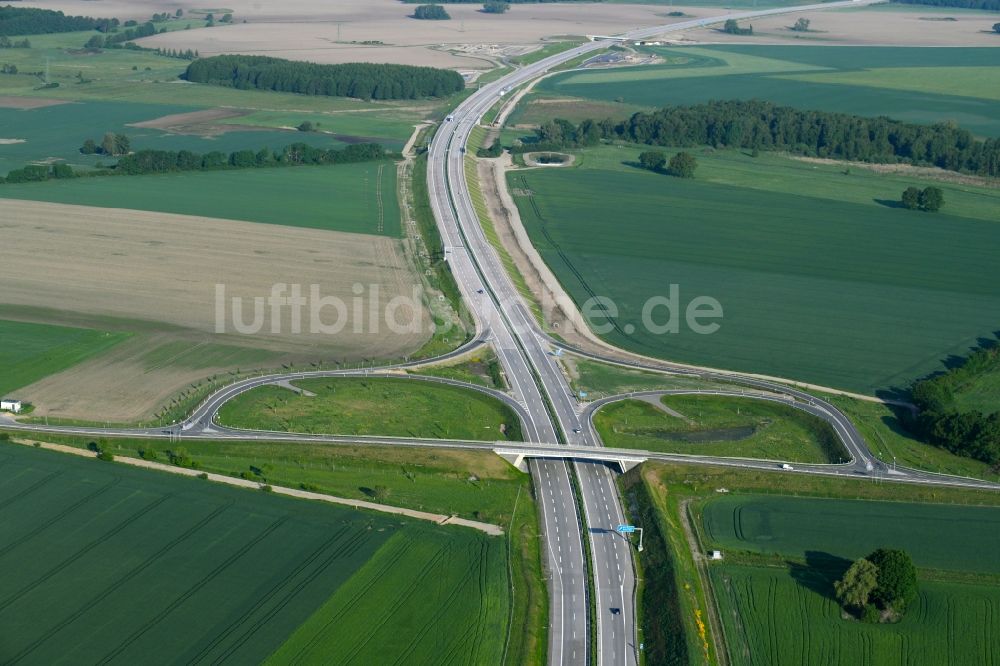 Groß Warnow aus der Vogelperspektive: Autobahn- Abfahrt der BAB A42 zur Landesstraße L134 in Groß Warnow im Bundesland Brandenburg, Deutschland