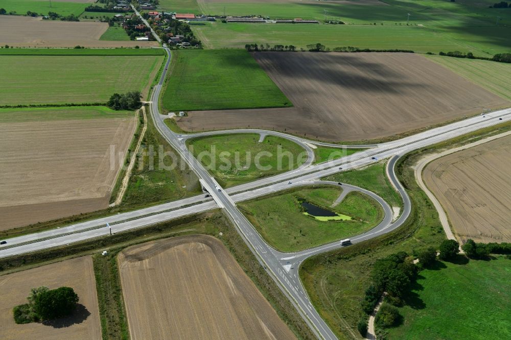 Groß Warnow von oben - Autobahn- Abfahrt der BAB A42 zur Landesstraße L134 in Groß Warnow im Bundesland Brandenburg, Deutschland