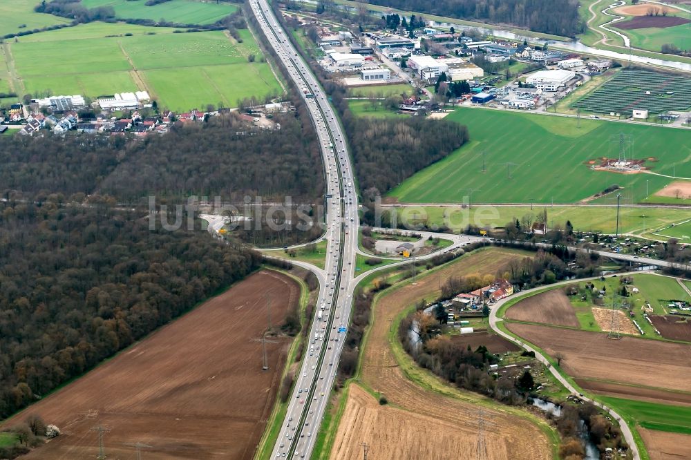 Luftaufnahme Riegel am Kaiserstuhl - Autobahn- Abfahrt der an der BAB A5 bei in Riegel am Kaiserstuhl im Bundesland Baden-Württemberg, Deutschland
