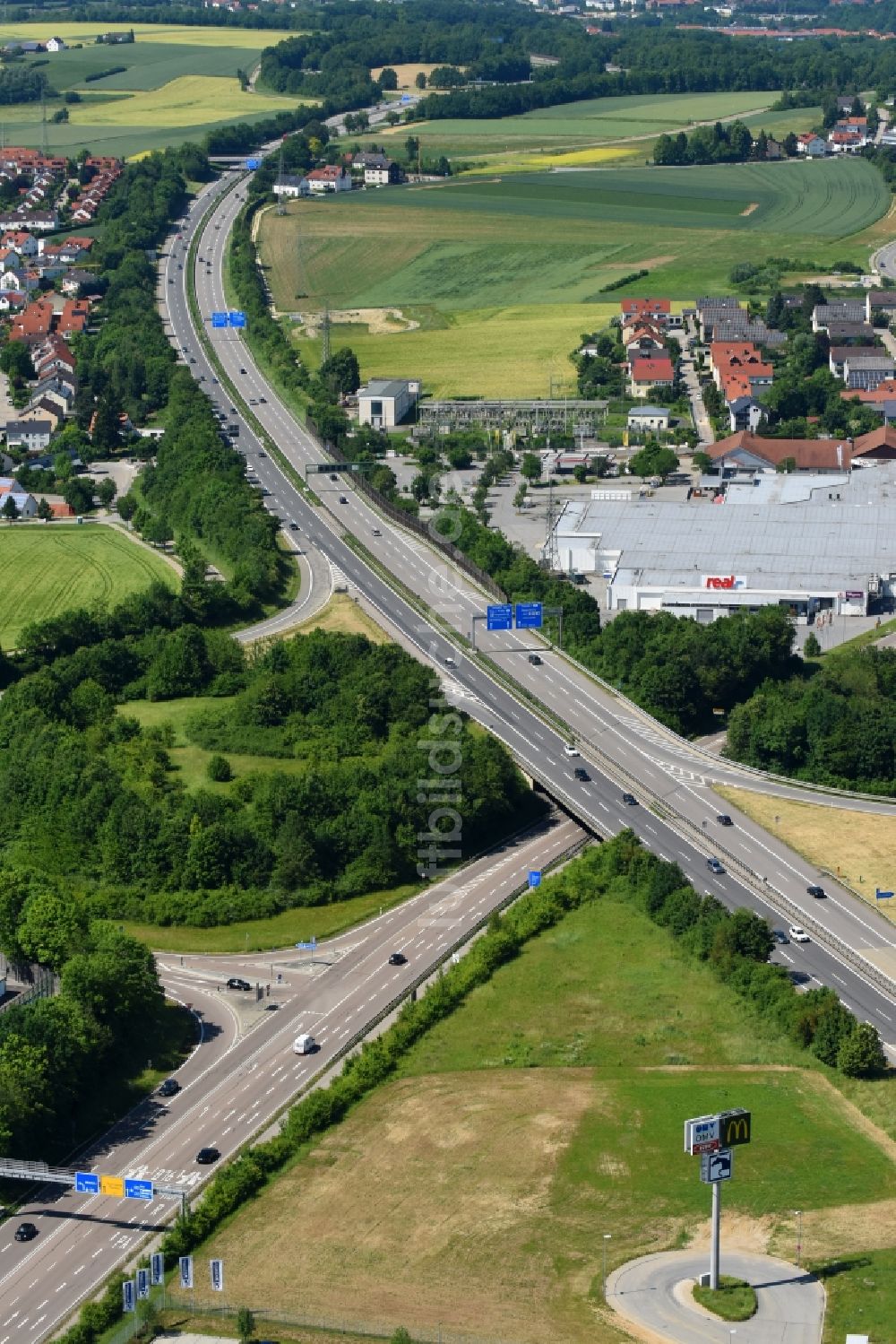Luftaufnahme Pentling - Autobahn- Abfahrt Regensburg-Süd an der BAB A93 in Pentling im Bundesland Bayern, Deutschland