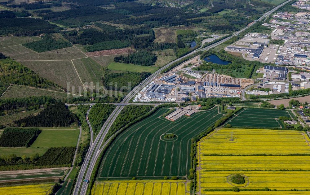 Luftaufnahme Pattburg - Autobahn -Abfahrt zum Gewerbegebiet in Padborg in Syddanmark, Dänemark