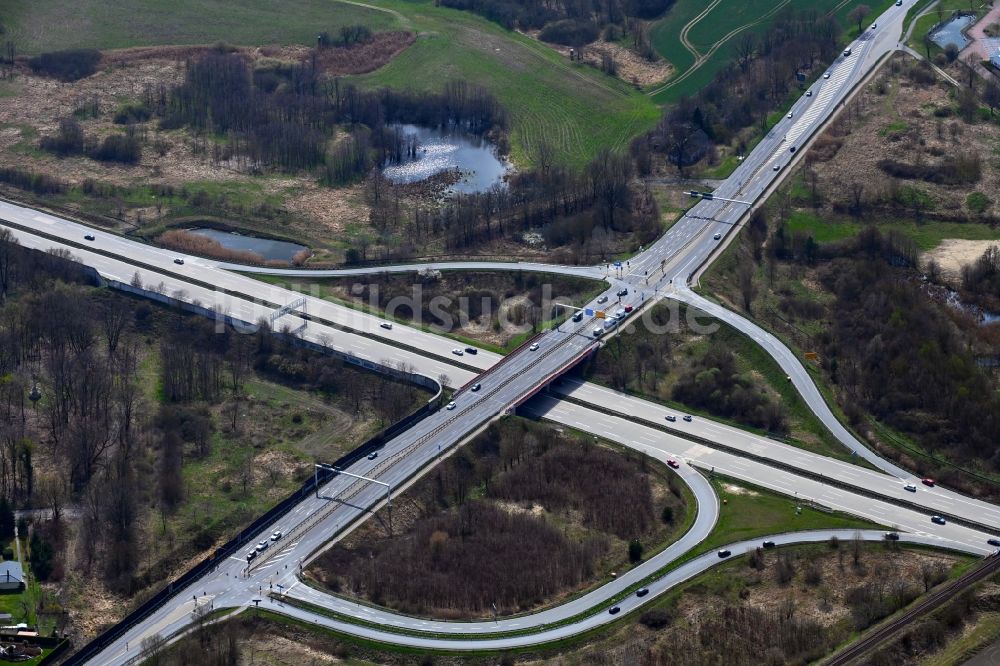 Blumberg aus der Vogelperspektive: Autobahn- Anschlussstelle der BAB A10 Berlin-Hohenschönhausen in Blumberg im Bundesland Brandenburg, Deutschland