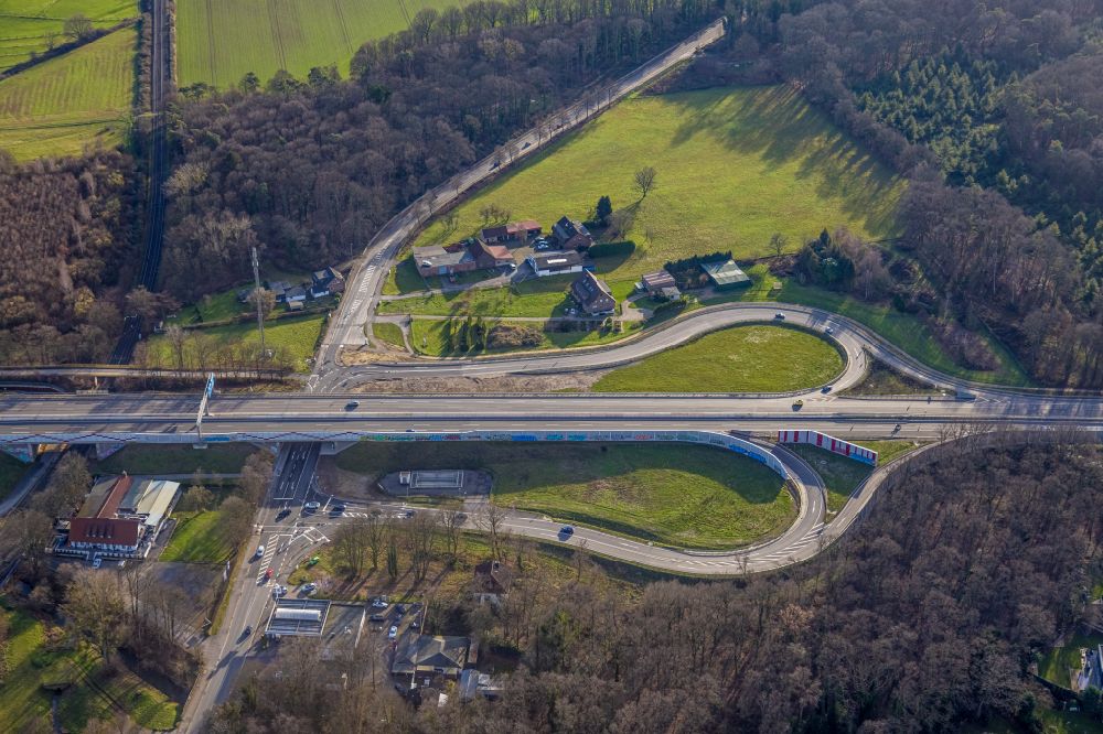 Duisburg von oben - Autobahn- Anschlussstelle der BAB AA524 - L288 in Duisburg im Bundesland Nordrhein-Westfalen, Deutschland