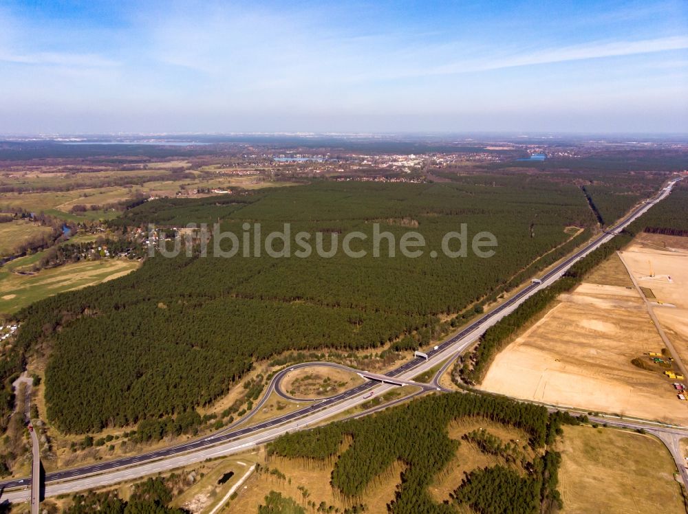Erkner aus der Vogelperspektive: Autobahn- Anschlussstelle der BAB A10 in Freienbrink im Bundesland Brandenburg, Deutschland