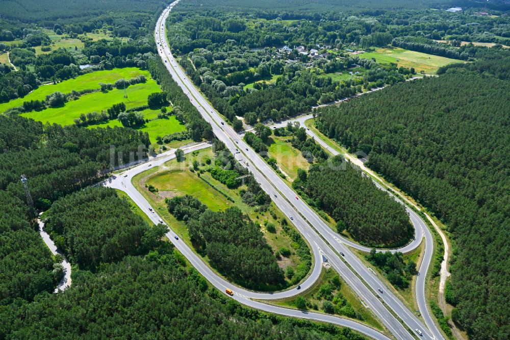 Velten aus der Vogelperspektive: Autobahn- Anschlussstelle der BAB A111 Hennigsdorf in Velten im Bundesland Brandenburg, Deutschland