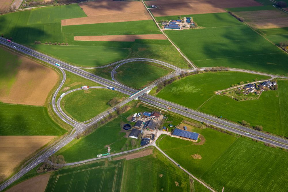 Hüthum aus der Vogelperspektive: Autobahn- Anschlussstelle der BAB A3 in Hüthum im Bundesland Nordrhein-Westfalen, Deutschland