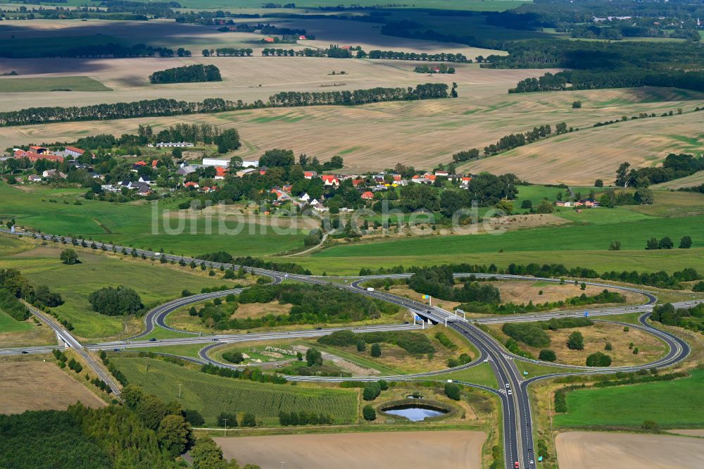 Glienke von oben - Autobahn- Anschlussstelle der BAB A20 Neubrandenburg-Ost in Glienke im Bundesland Mecklenburg-Vorpommern, Deutschland