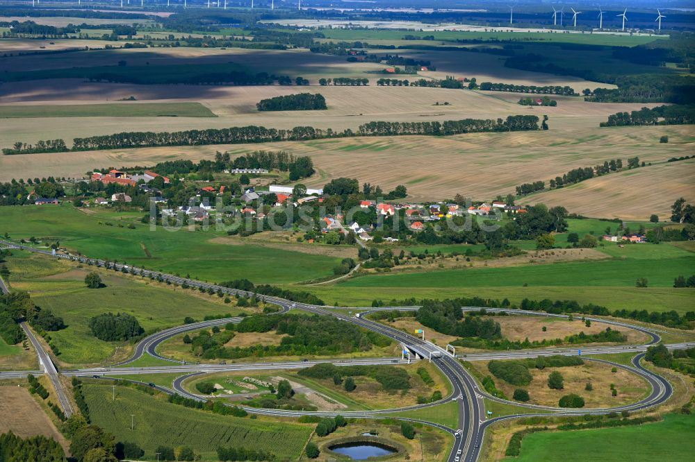 Glienke aus der Vogelperspektive: Autobahn- Anschlussstelle der BAB A20 Neubrandenburg-Ost in Glienke im Bundesland Mecklenburg-Vorpommern, Deutschland